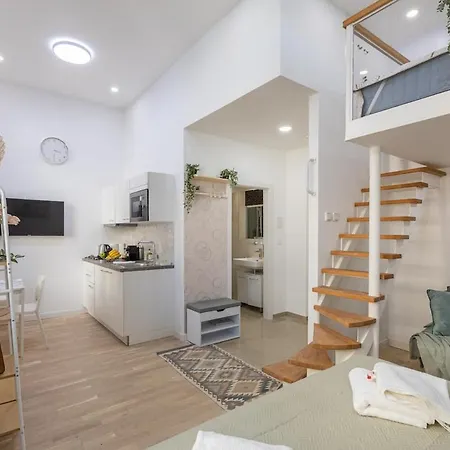 Newly Renovated Flat With A Loft Апартаменты Прага