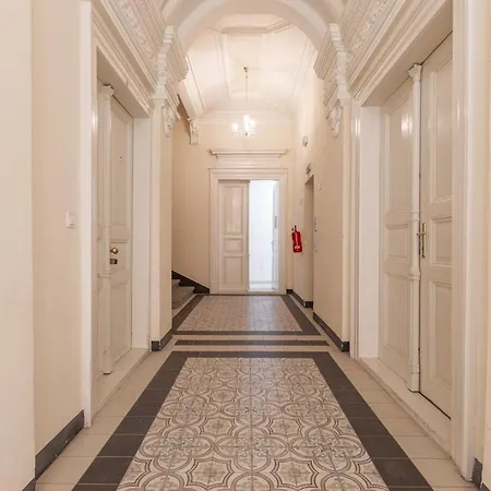 Newly Renovated Flat With A Loft * 布拉格