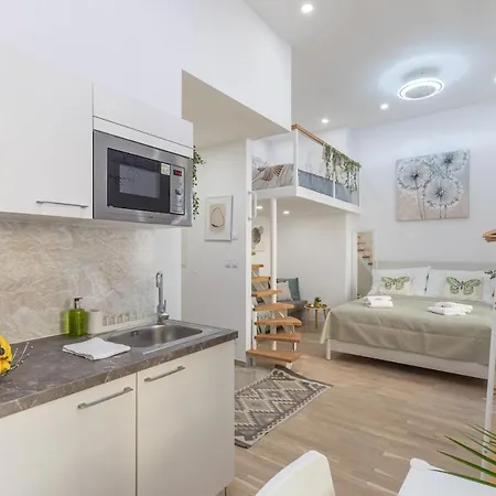 Newly Renovated Flat With A Loft شقة