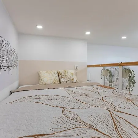 Newly Renovated Flat With A Loft Apartment *
