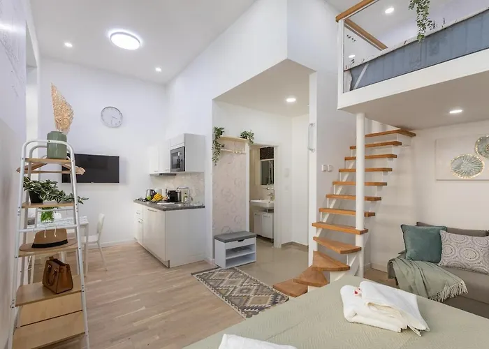 Newly Renovated Flat With A Loft Daire Prag