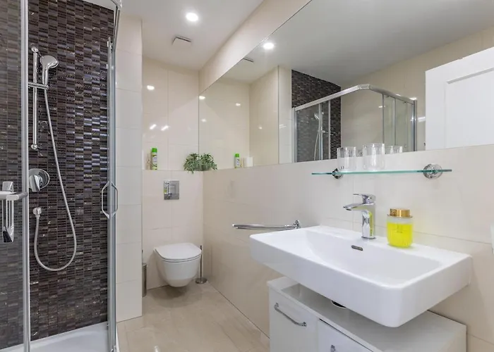Newly Renovated Flat With A Loft Lägenhet Prag